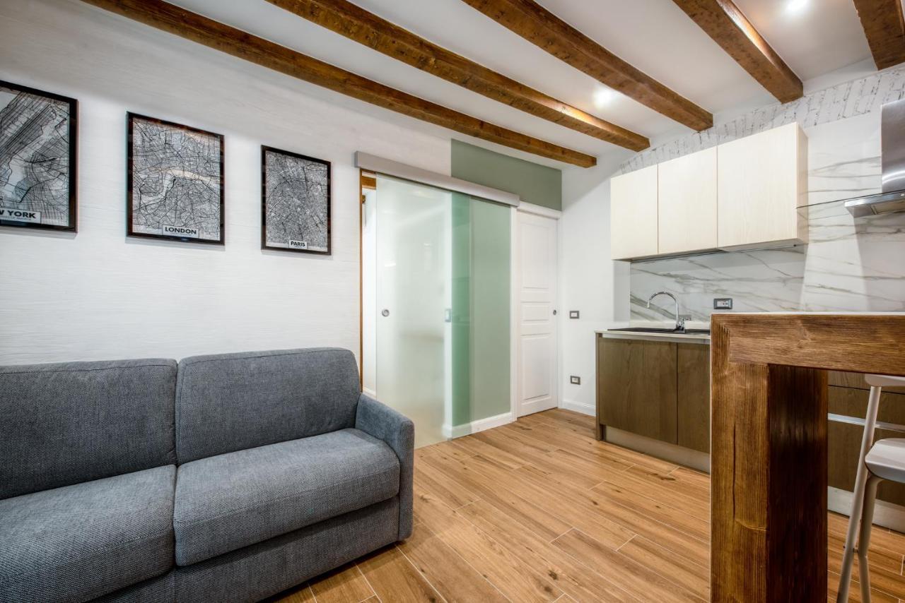 Elegant In Center Apartment Milan